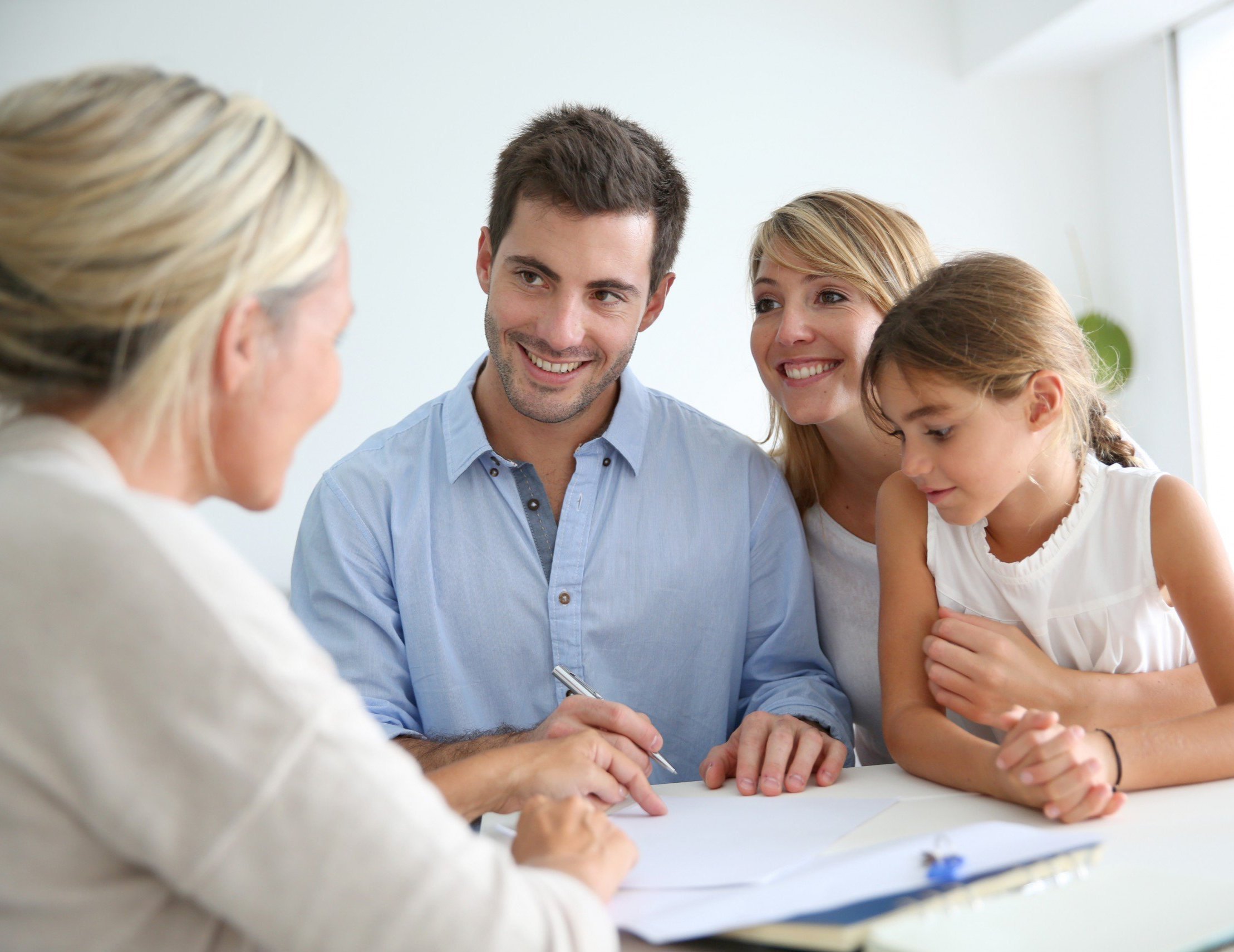 Glückliches Ehepaar vertraut auf Immobilienmakler Muster Immobilien